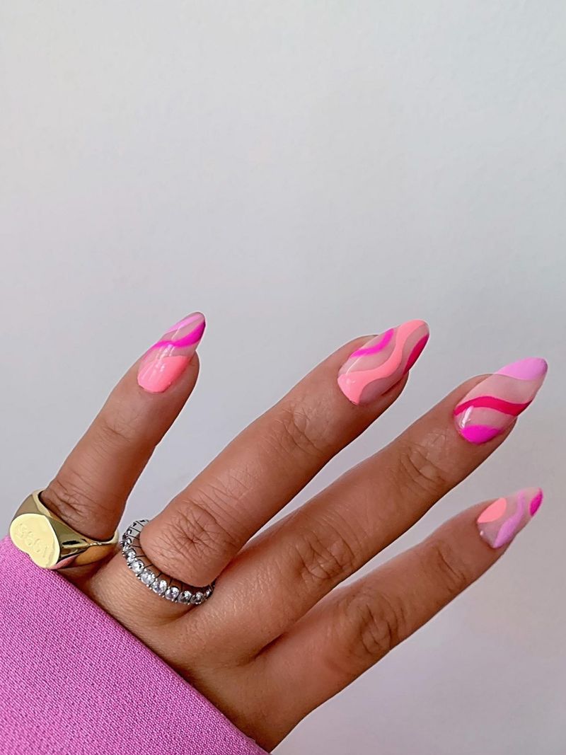 Presse abstraite rose à la mode sur les ongles avec des lignes