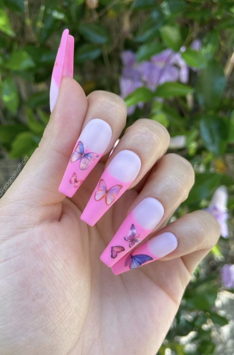 Dolgi rožnati francoski nohti z metuljastimi nohti