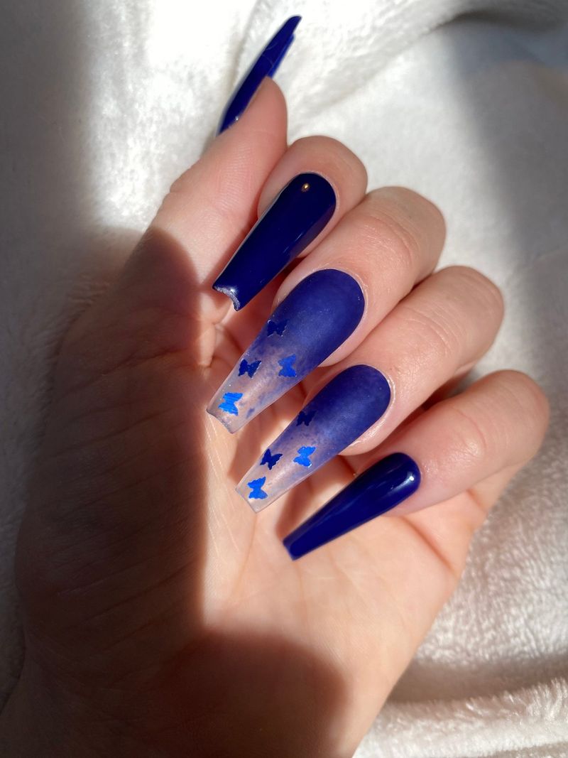 مسامير فراشة زرقاء داكنة مع تأثير أومبير في شكل تابوت أكريليك