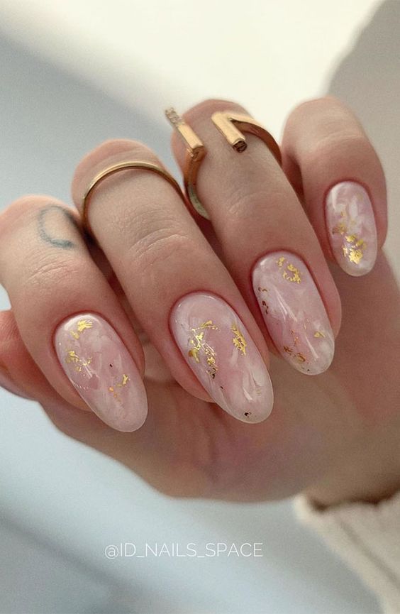 Ružičasti mramorni nokti sa zlatom