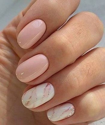 Snimljeni svijetlo ružičasti nokti s bijelim
