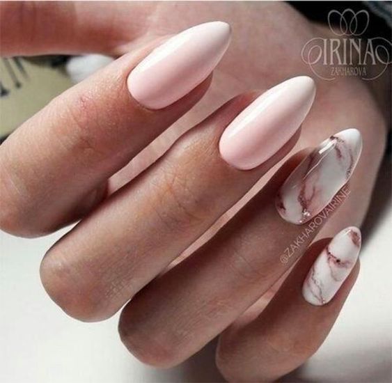 Svijetlo ružičasti bademi nokti