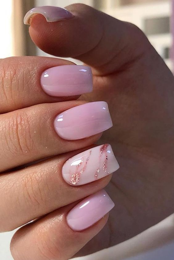 Ružičasti kratki akrilni nokti u obliku lijesa