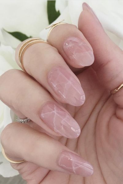 Ružičasti mramorni nokti