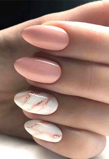 Bijeli i ružičasti bademi nokti