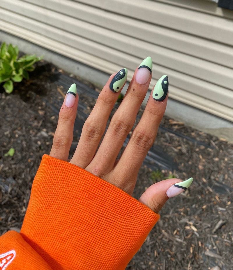 Темно-зелені абстрактні нігті Інь і Ян