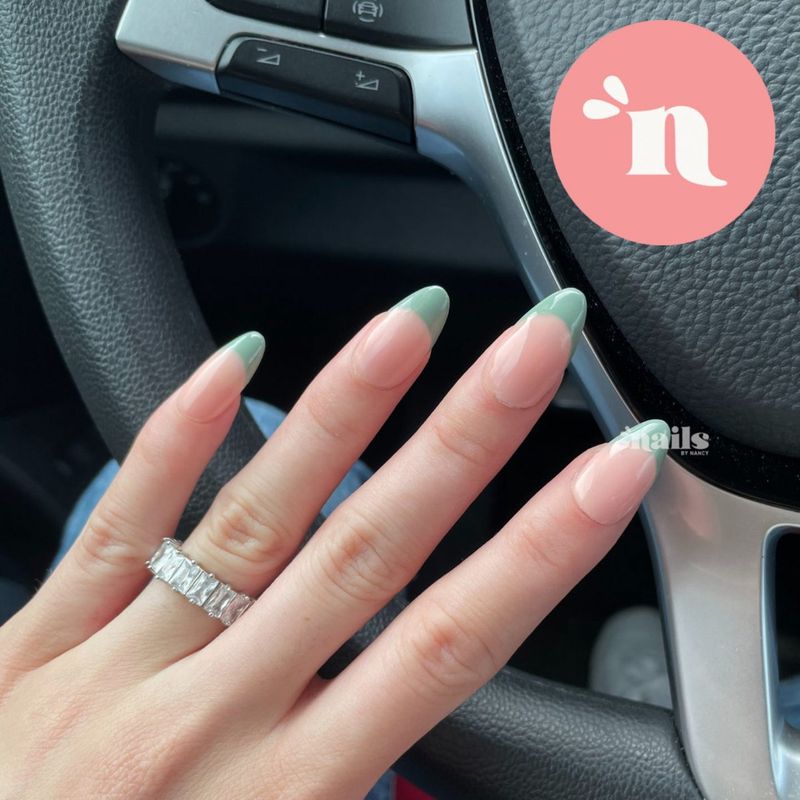 Милі шавлієво-зелені французькі нігті