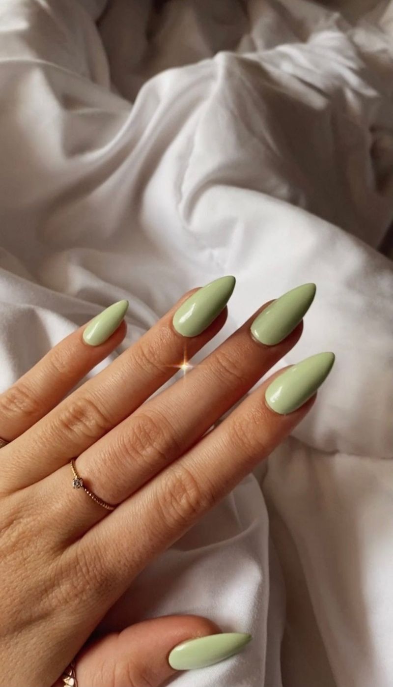 Пастельний шавлієвий зелений мигдаль нігті