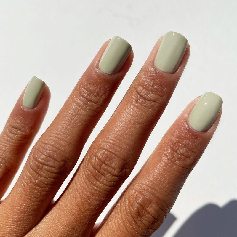 Милий короткий шавлієвий зелений лак для нігтів