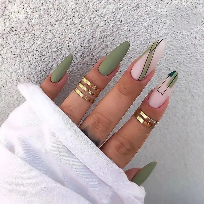 Матові шавлієво-зелені абстрактні нігті