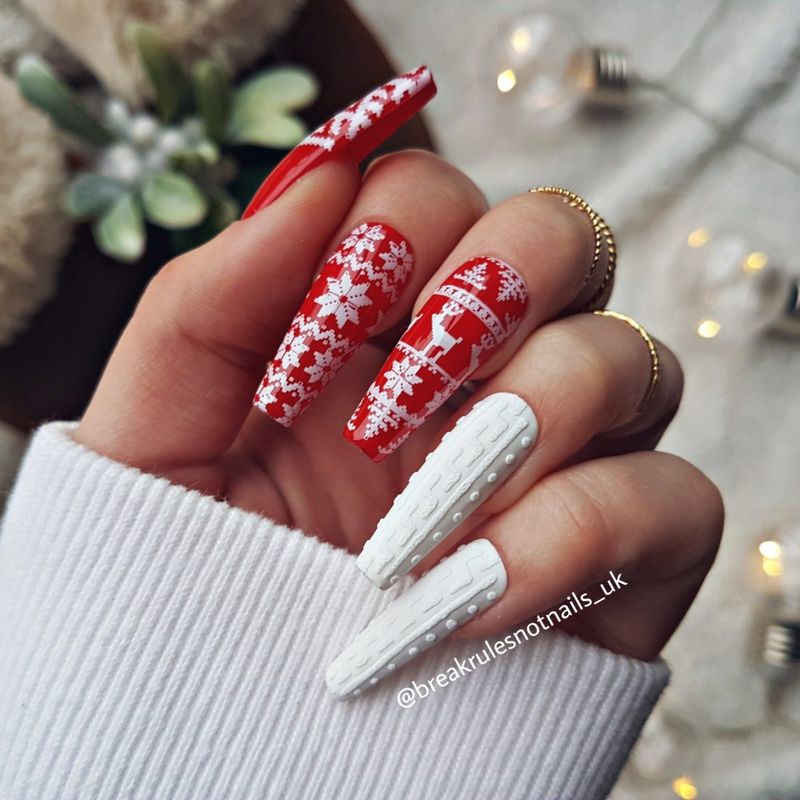 Crveni božićni nokti s džemperom nail art