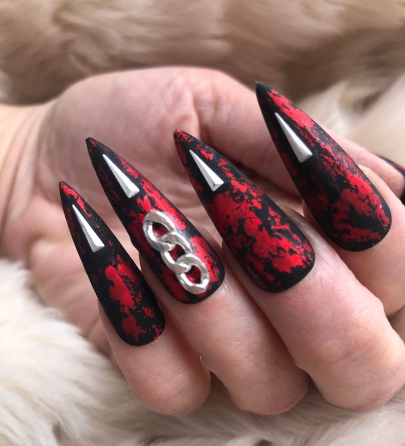 Crno-crveni gotički stiletto nokti