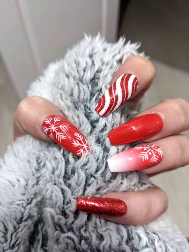 Crveni božićni nokti s kovitlacima od slatkiša