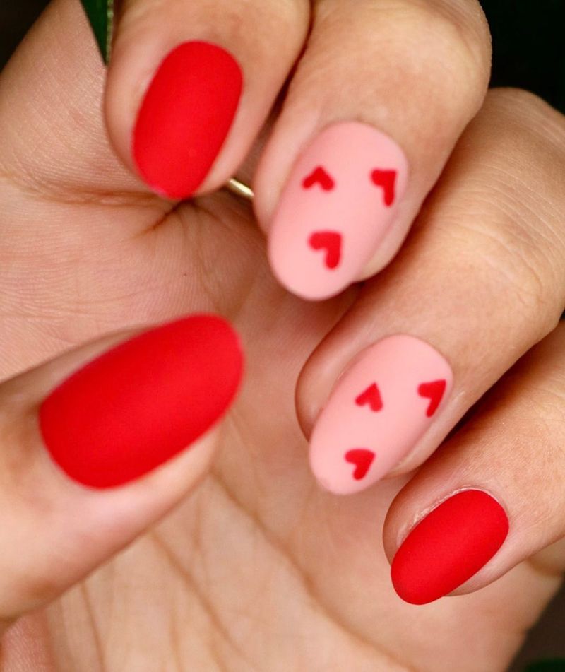 Kratki ružičasti i crveni nokti u obliku srca