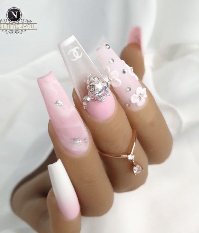 Longs ongles de cercueil rose clair avec nail art blanc