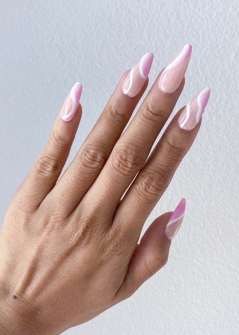 Jolis ongles tourbillon abstrait rose pastel et blanc