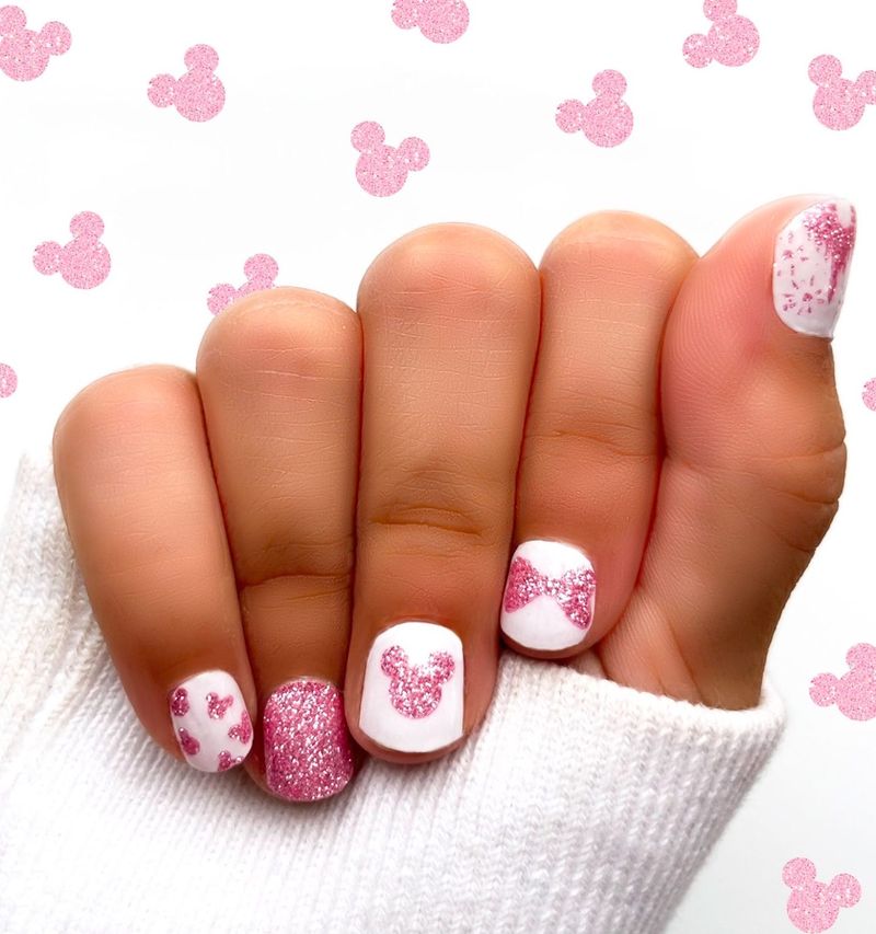 Mignons ongles courts blancs et roses de Disney avec Minnie Mouse
