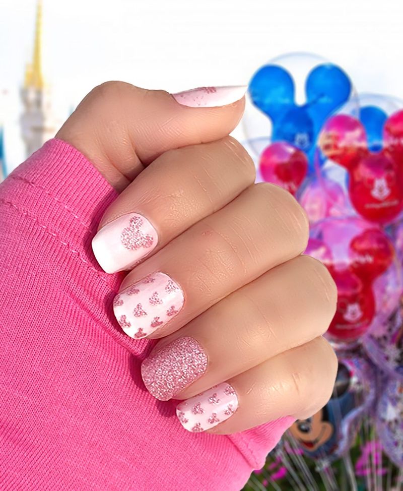 Mignons ongles courts blancs et roses de Disney avec Minnie Mouse
