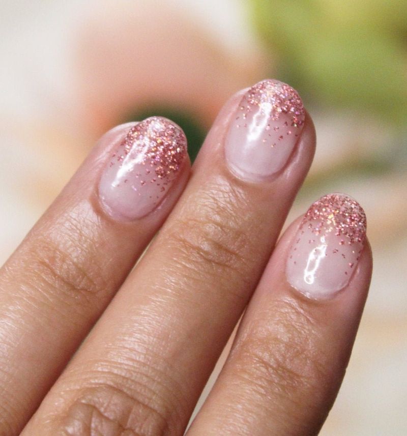 Kratki nokti sa sjajnim ružičastim zlatom
