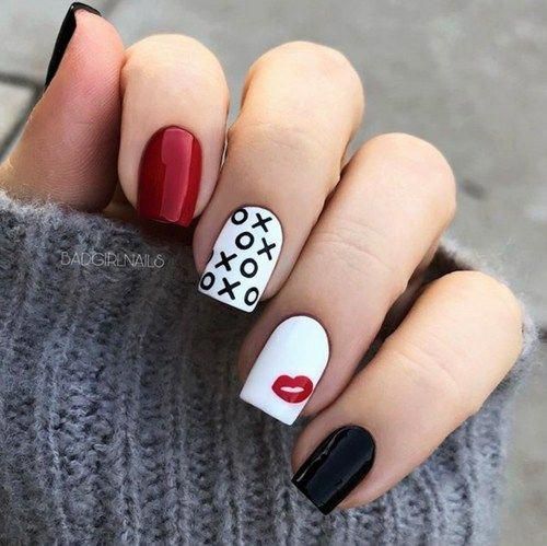 Hvite, røde og svarte Valentines-negler med xoxo