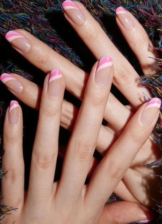 Stripete rosa fransk spiker nail art