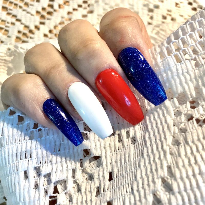 Dugi akrilni nokti za lijes s crvenom, bijelom i plavom bojom