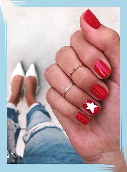 Slatki kratki crveni nokti sa zvjezdanim nail artom