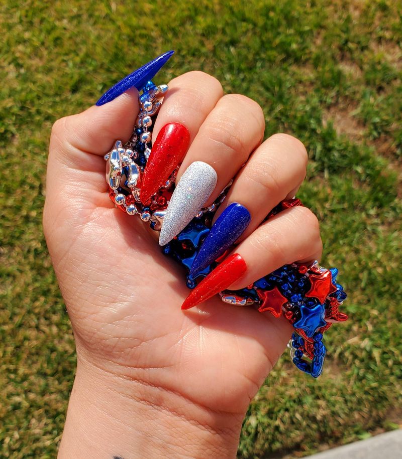 Røde, hvite og blå Independence Nails i stilettoform