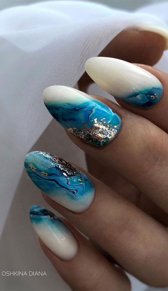 Ongles océan en marbre blanc et bleu