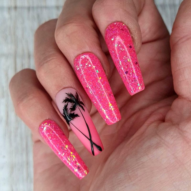 Dugi vrući ružičasti tropski nokti za plažu sa svjetlucavima i palmama