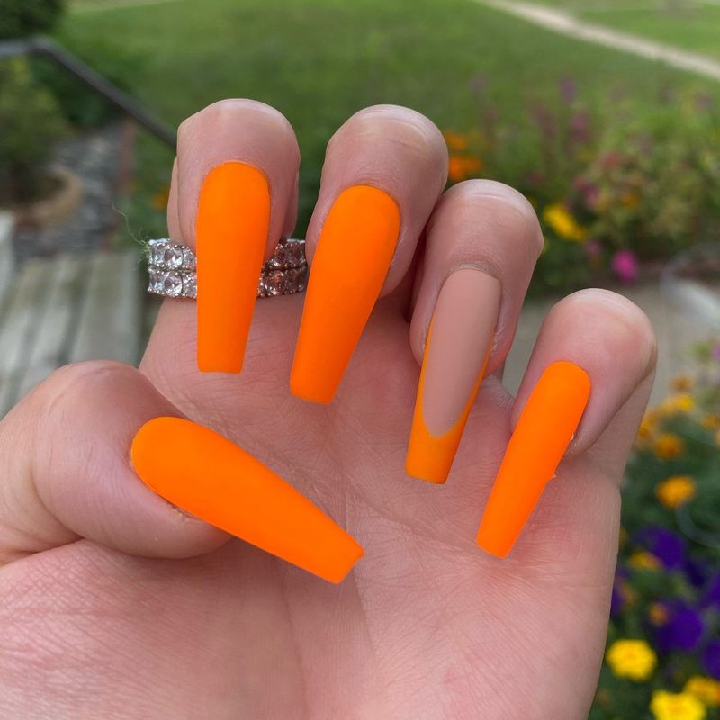 Izgorjeli narančasti mat nokti
