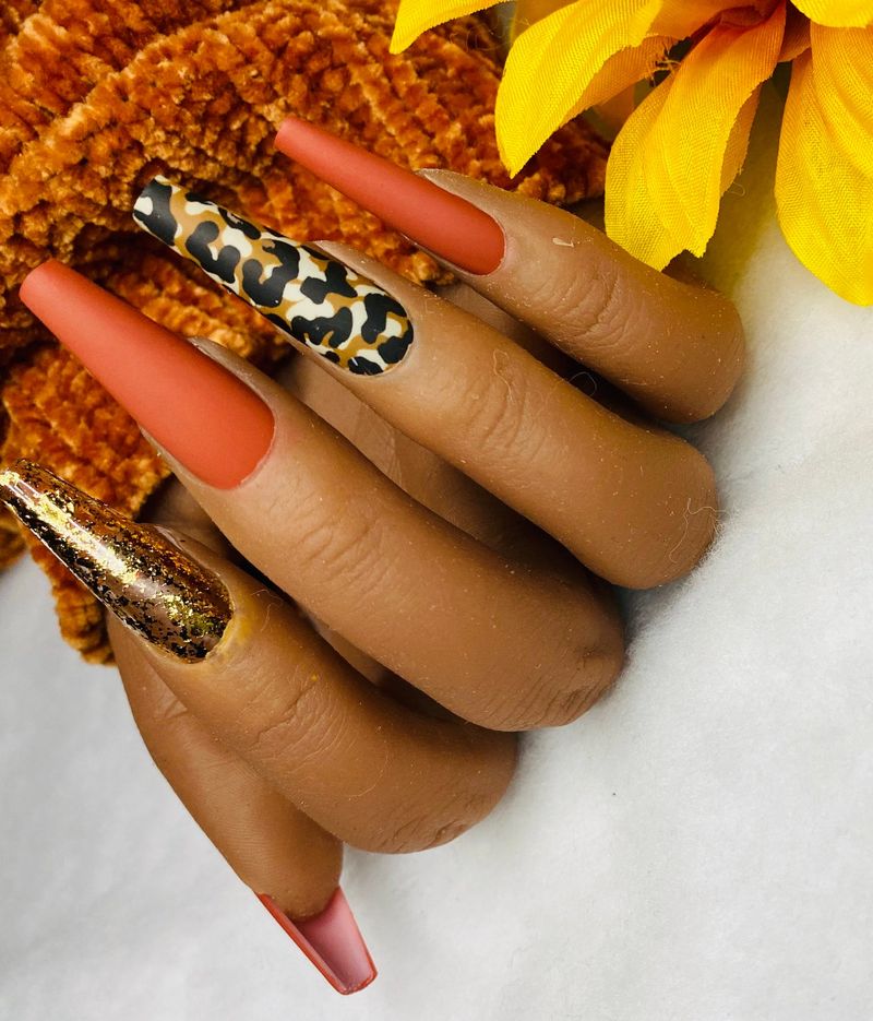 Mat nokti u boji hrđe s leopard printom i zlatnim svjetlucavima
