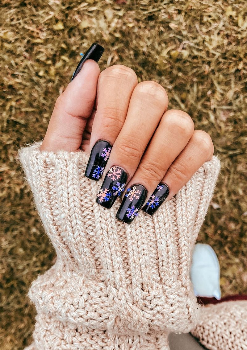 Чорні різнокольорові сніжинки нігті