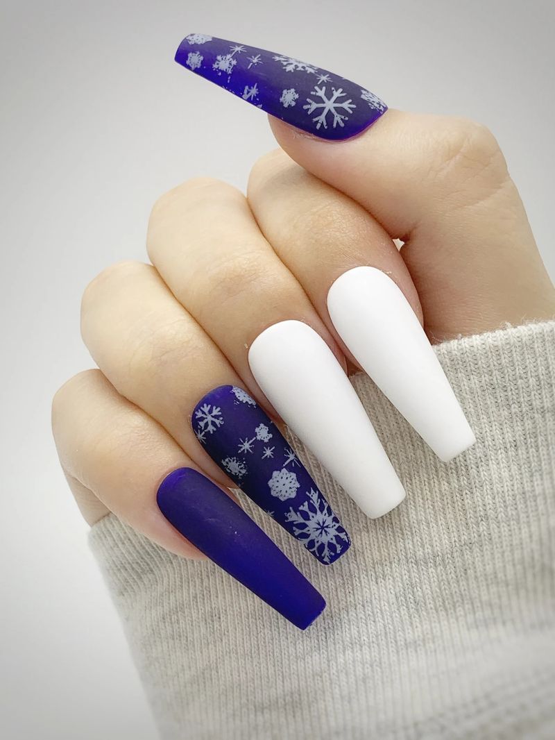 Білі та сині нігті сніжинки