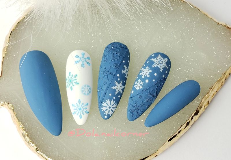 Матові синьо-білі нігті сніжинки