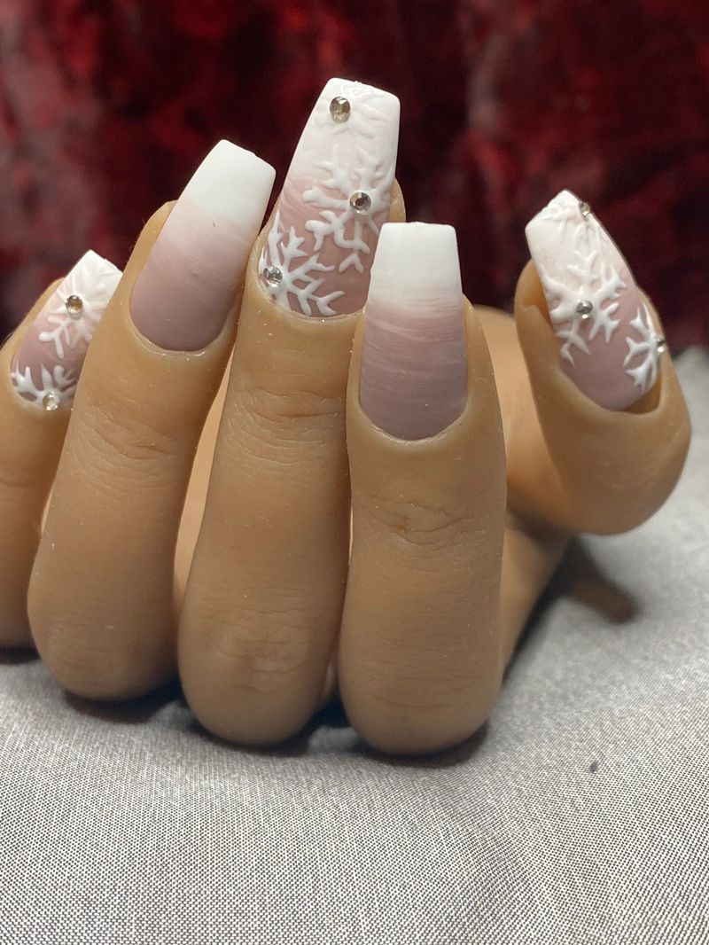Ljubičasto-bijeli ombre nokti sa pahuljicama