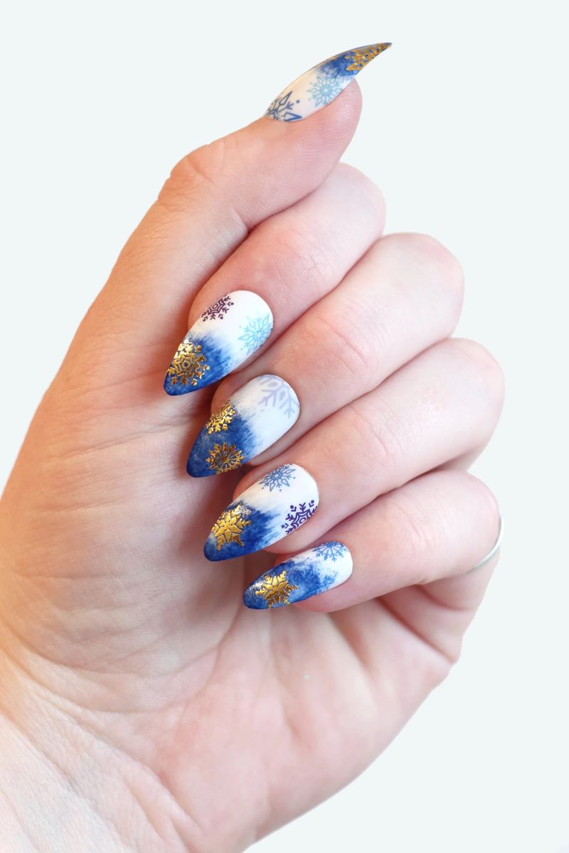Біло-блакитні нігті зі сніжинками
