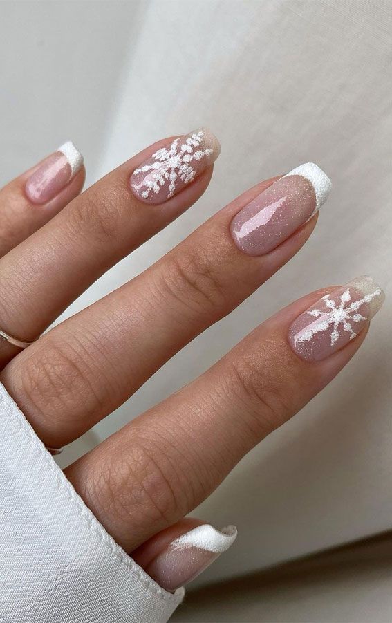 Slatki minimalistički bijeli nokti s pahuljicama s francuskim vrhovima