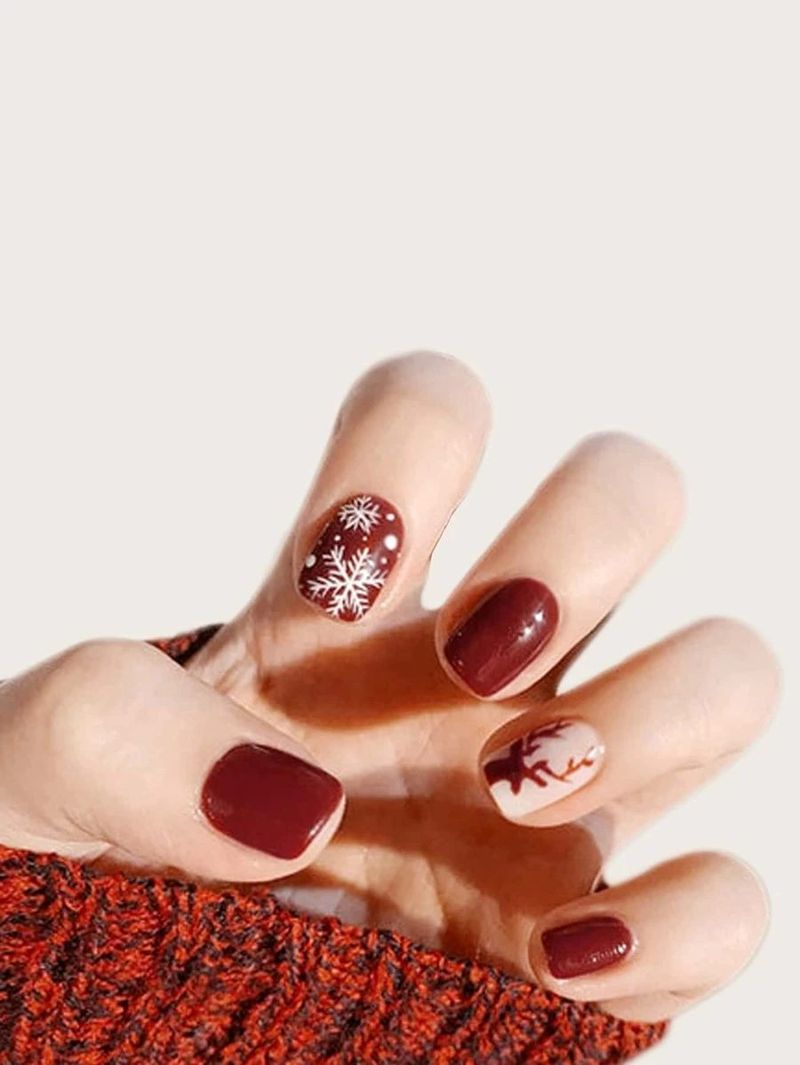Slatki kratki božićni nokti bordo boje s umjetnošću noktiju u obliku snježnih pahuljica