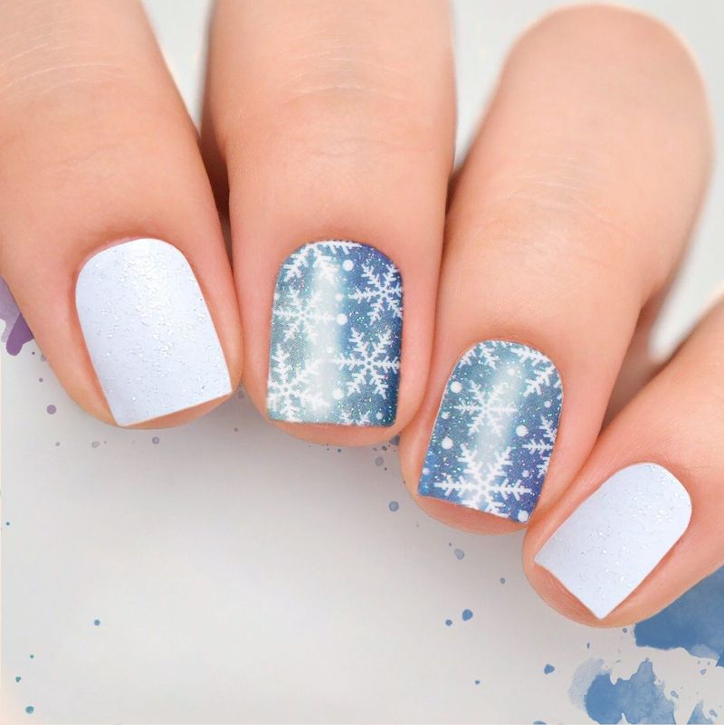 Милі короткі білі та світло-блакитні нігті сніжинки