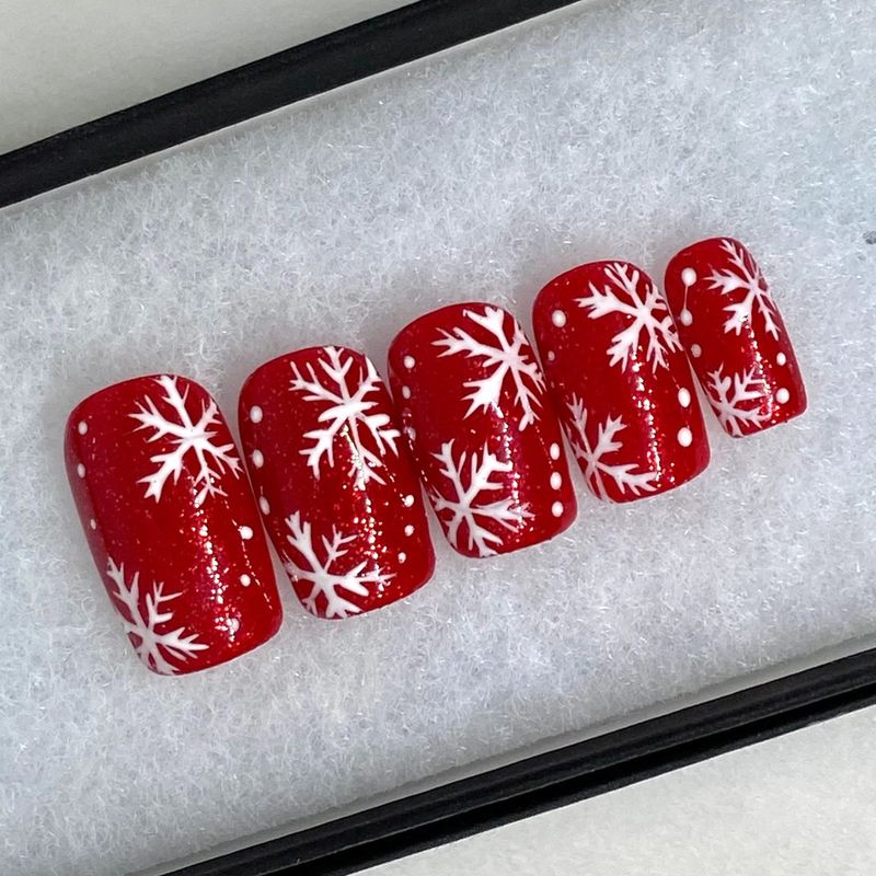 Jolie presse flocon de neige rouge et blanc sur les ongles