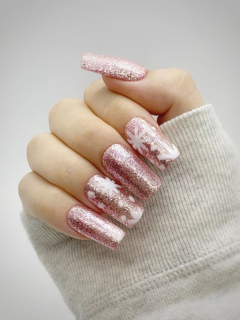 Рожеві блискітки сніжинки нігті