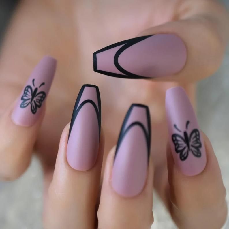 Nježni ljubičasti mat nokti s leptirima i crnim akcentima