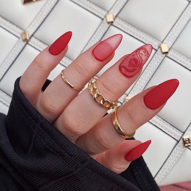 Mat crveni nokti sa zmajevim nail artom za kinesku Novu godinu