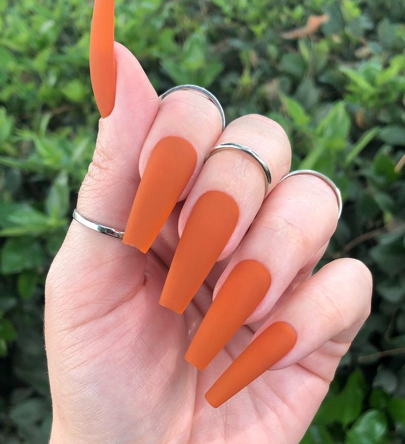 Ideja za spaljene narančaste mat nokte