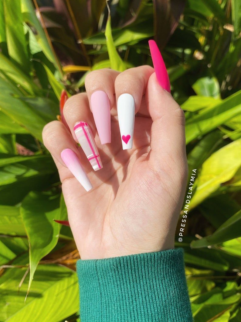 Bijeli i ružičasti mat nokti
