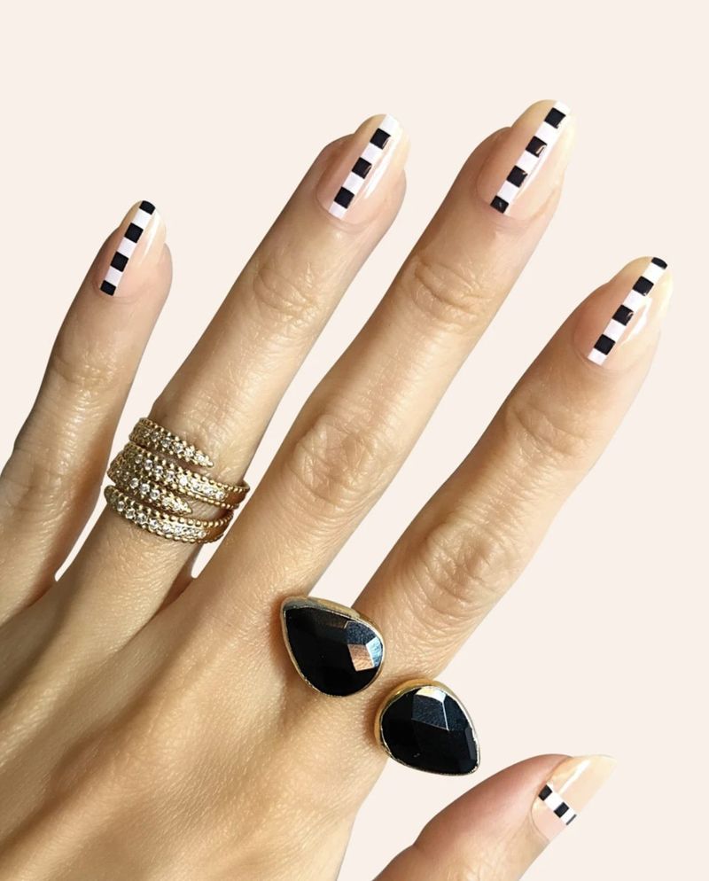 Minimalistički crno-bijeli apstraktni nokti