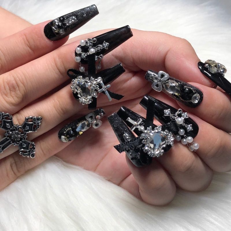 Dugi crni gotički nokti za Noć vještica u obliku lijesa