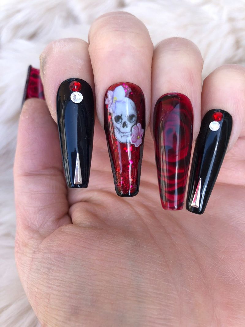 Gotički crveni i crni nokti za Noć vještica s ružama i lubanjama