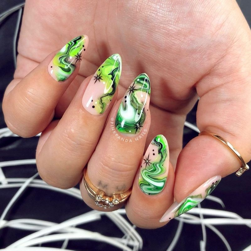 Zeleni nokti za Noć vještica s vrtlozima